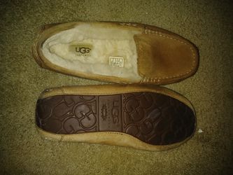 Ugg slippers. 35.00$ worn a couple times. Size mens 9 and a pair of womens 7.5