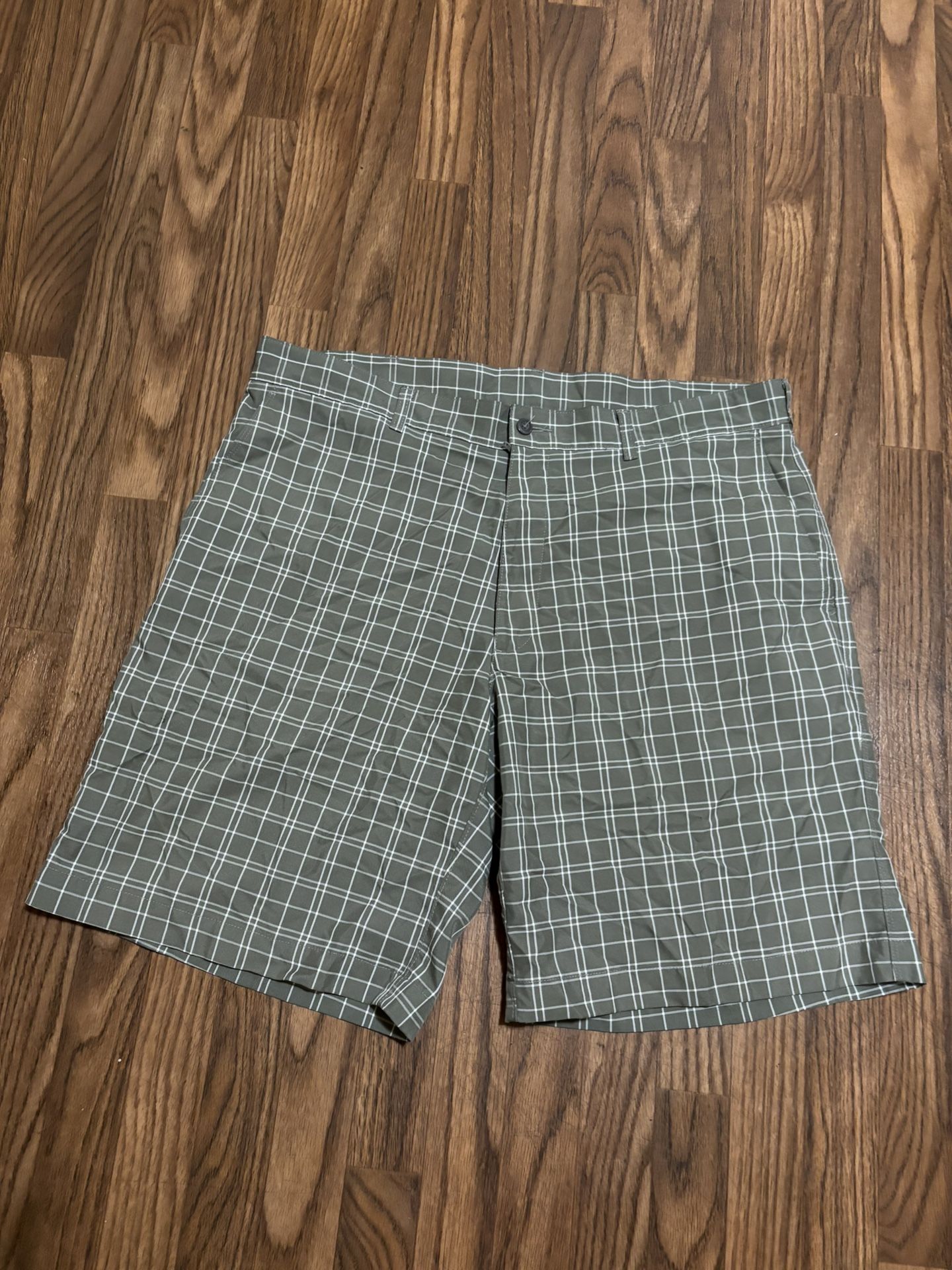 PGA Tour * Men’s Size 38 Grey Plaid Front Golf Chino Shorts * Like NEW