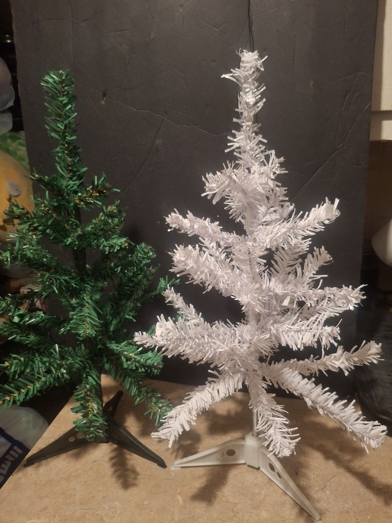 10 Charlie Brown Christmas Trees,18 Inches Tall,(1 Foot And 6 Inches) All 10 In Boxes