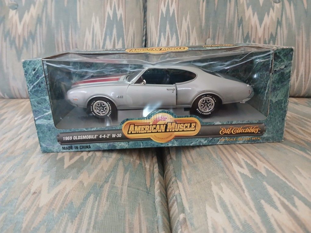 Toy 1:18 Scale Die-Cast Car