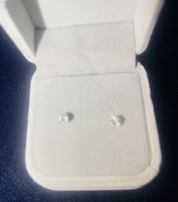 10k Gold Cubic Zirconia Stud Earrings. 