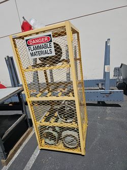 Free gas cylinder and cage