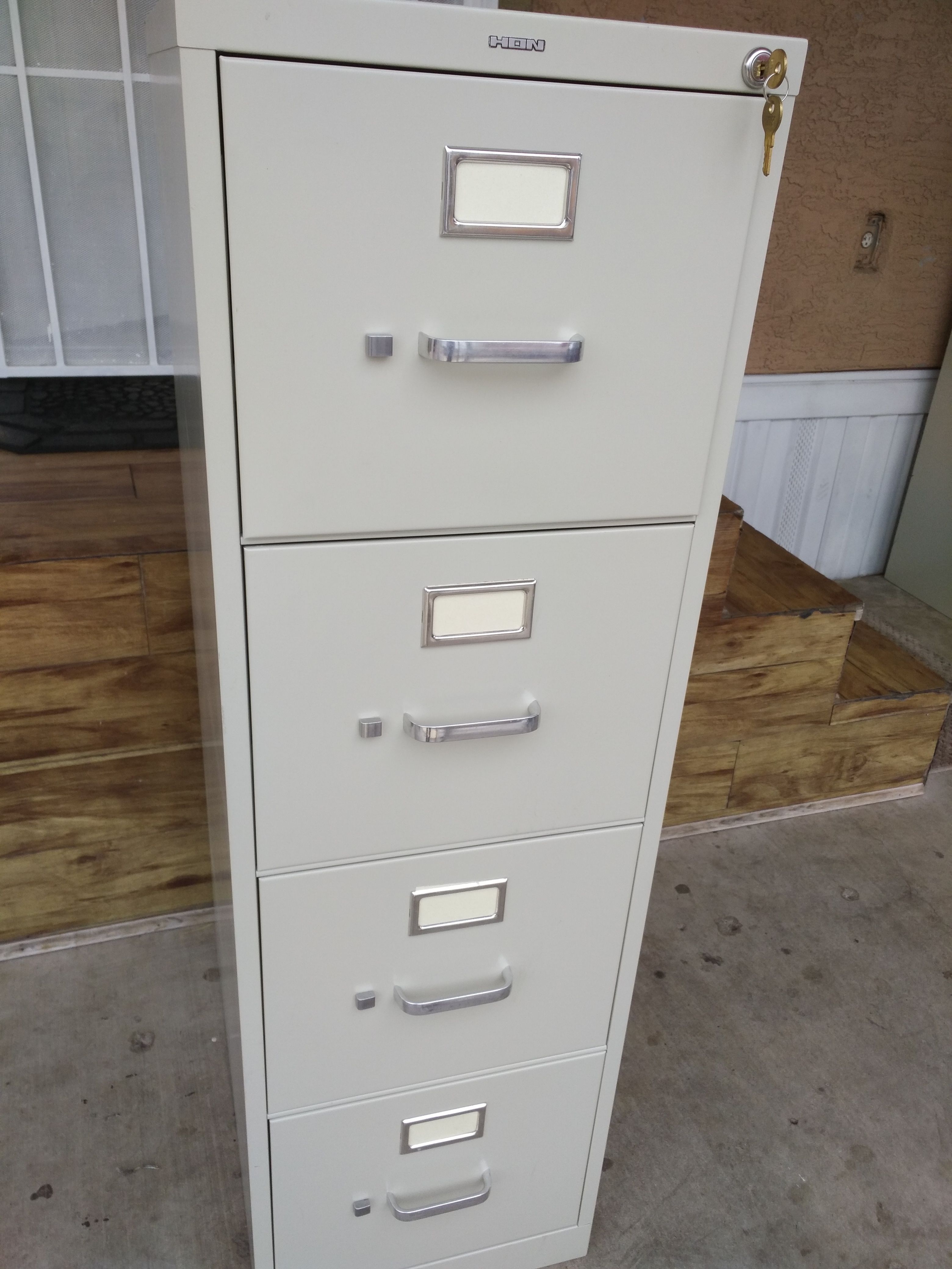 Hon cabinet