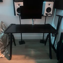 AUBERG Gaming Desk - Great Condition!
