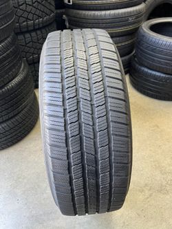 245 65 17 Michelin Defender Llanta Usada