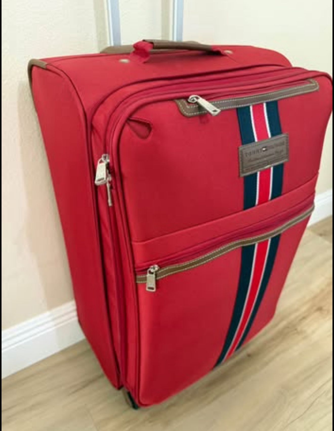 Beautiful Tommy Hilfiger luggage