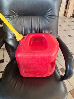 5 gallon gasoline tank used once $23

Tanque para gasolina de 5 galones $23