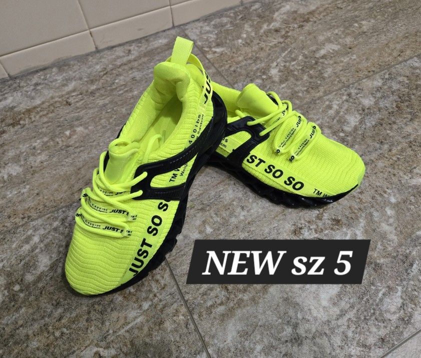 BRAND NEW 💛🖤💛 Ladies Sz 5 