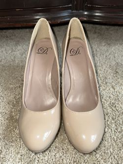 Women’s Size 8 Nude Patent Pumps