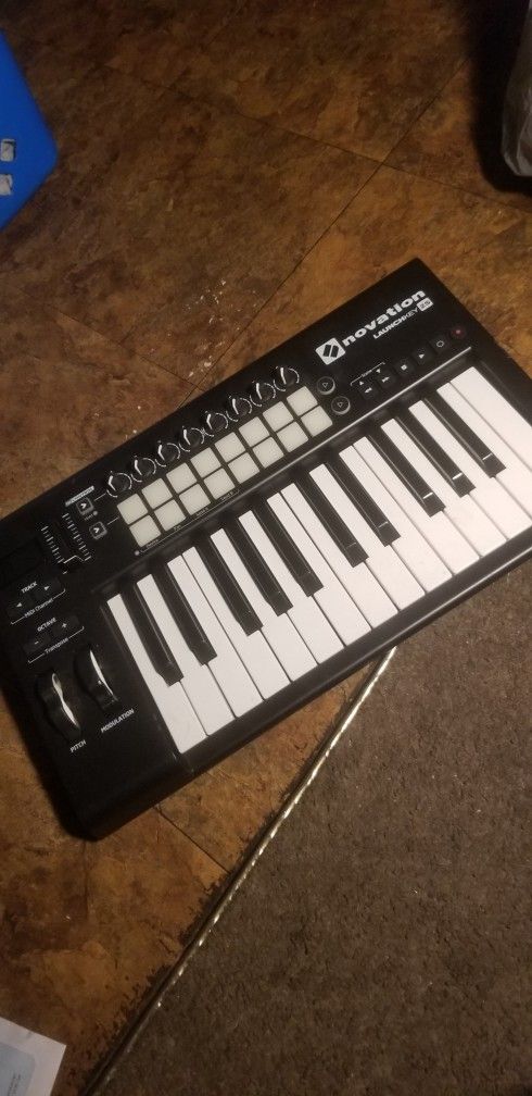 NOVATION LAUNCHKEY 25 MK2 MIDI MUSIC CONTROLLER 