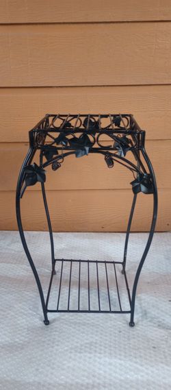 Black Wrought Iron Plant Stand with Leaf Detail