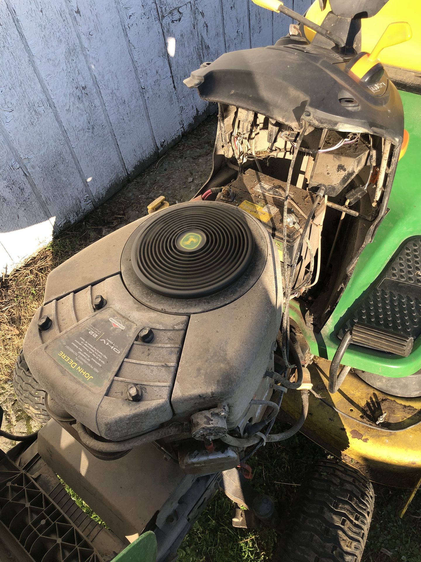 John Deere D130 Riding Lawn Mower & Trailer for Sale in Mount Vernon