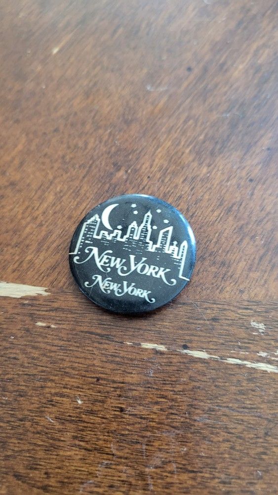 New York New York City VINTAGE 80s pin Original 1980s Pinback Button NYC