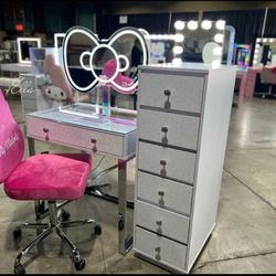 🌷 Hello Kitty Desk , Mirror, Chair And Drawr 🌷$10 Down Payment Financing and delivery Available 