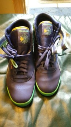 Female reebook sneaker size 5 & a half