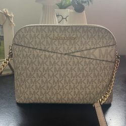 Jet Set Travel Medium Logo Dome Crossbody Bag