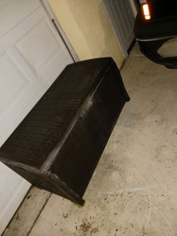 EX EX LARG SUNCAST STORAGE BIN OUTDOORS WATERPROOF 50 FIRM LIKE NEW