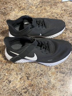 Women’s Nike Shoes Size 8W Gently Used (M)