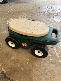 Step2 Grass Hopper Multi-Purpose Gardening Stool