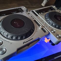 2 Pioneer CDJ-800MK2 DJ Turntables 