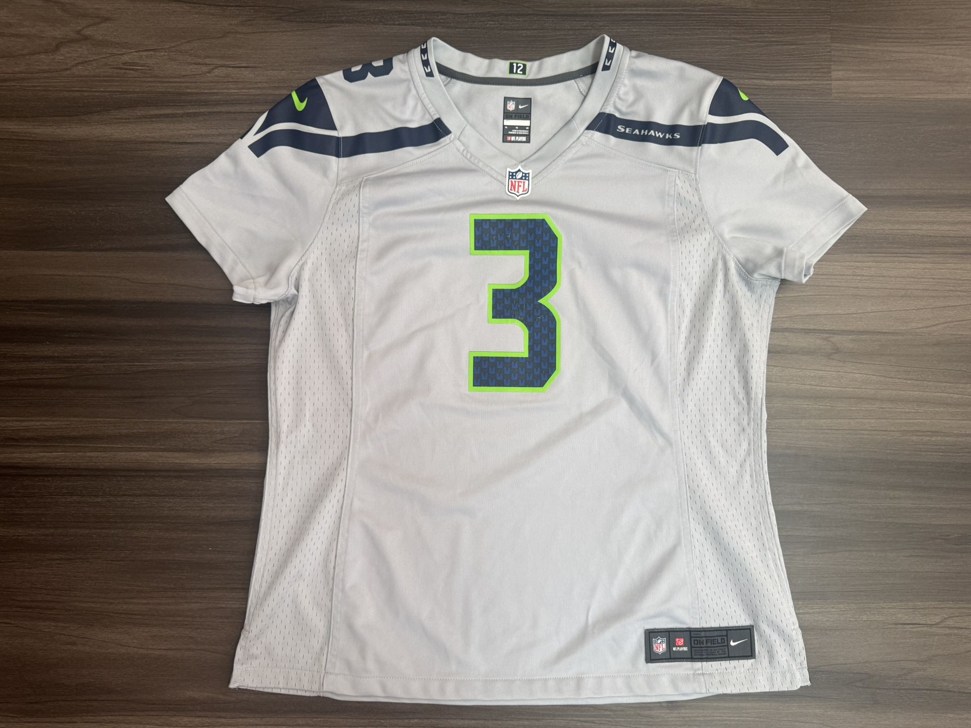 Nike Seattle Seahawks Russell Wilson #3 NFL On Field Jersey Women’s XL 100% authentic. Good condition. The Nike Seattle Seahawks Russell Wilson #3