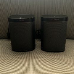 Sonos Play 1 Speakers And Wall Mounts