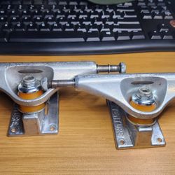 Venture Skateboard Trucks Hallows 5.2 High