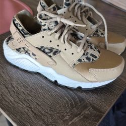 Women’s Nike Shoes 7.5 