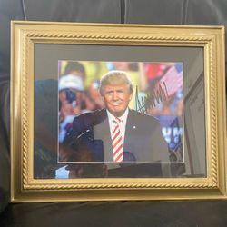 President Trump autograph photo 8 x 10 with authenticity paper