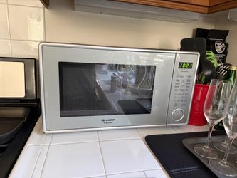 Sharp Carousel Microwave - Like New! Large size