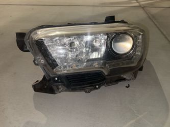 Driver side headlight to 2018 Toyota Tacoma