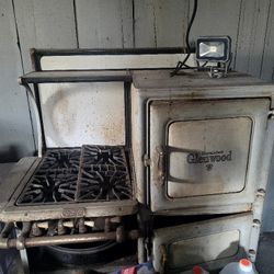 Vintage Glenwood Gas Stove. It's been in the house since I moved in. Even.
 The original pans is with it. Needs A lot of cleaning.