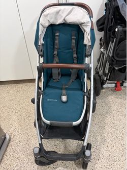Uppababy vista V2 stroller, bassinet and accessories