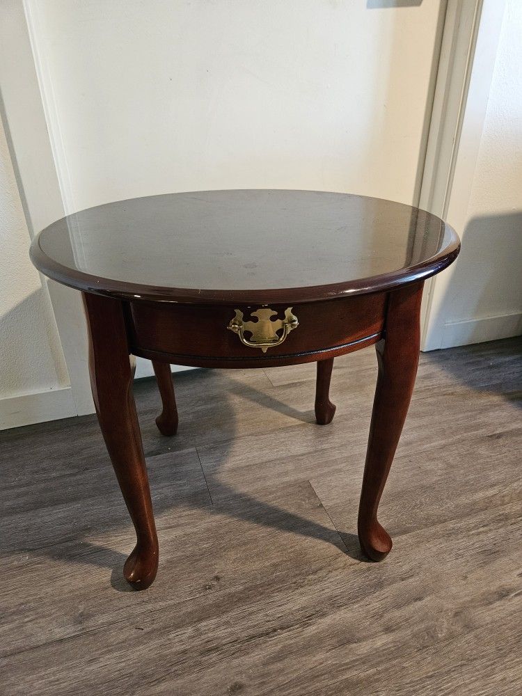 🪑 Vintage Round Wooden Side Table – Decorative Brass Pull