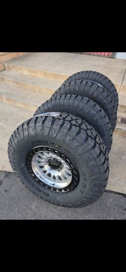 17" KMC w/ 35" RT tires
