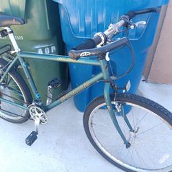 SPECIALIZED.   Hard Rock.        26"tires 