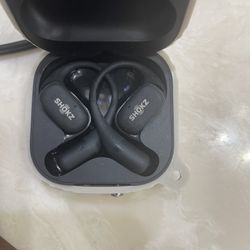 Bluetooth   Headphones  With Case An Charger 