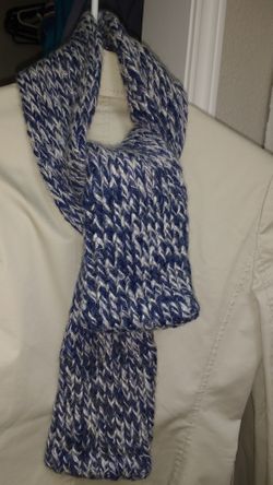 Scarf with metalic yarn