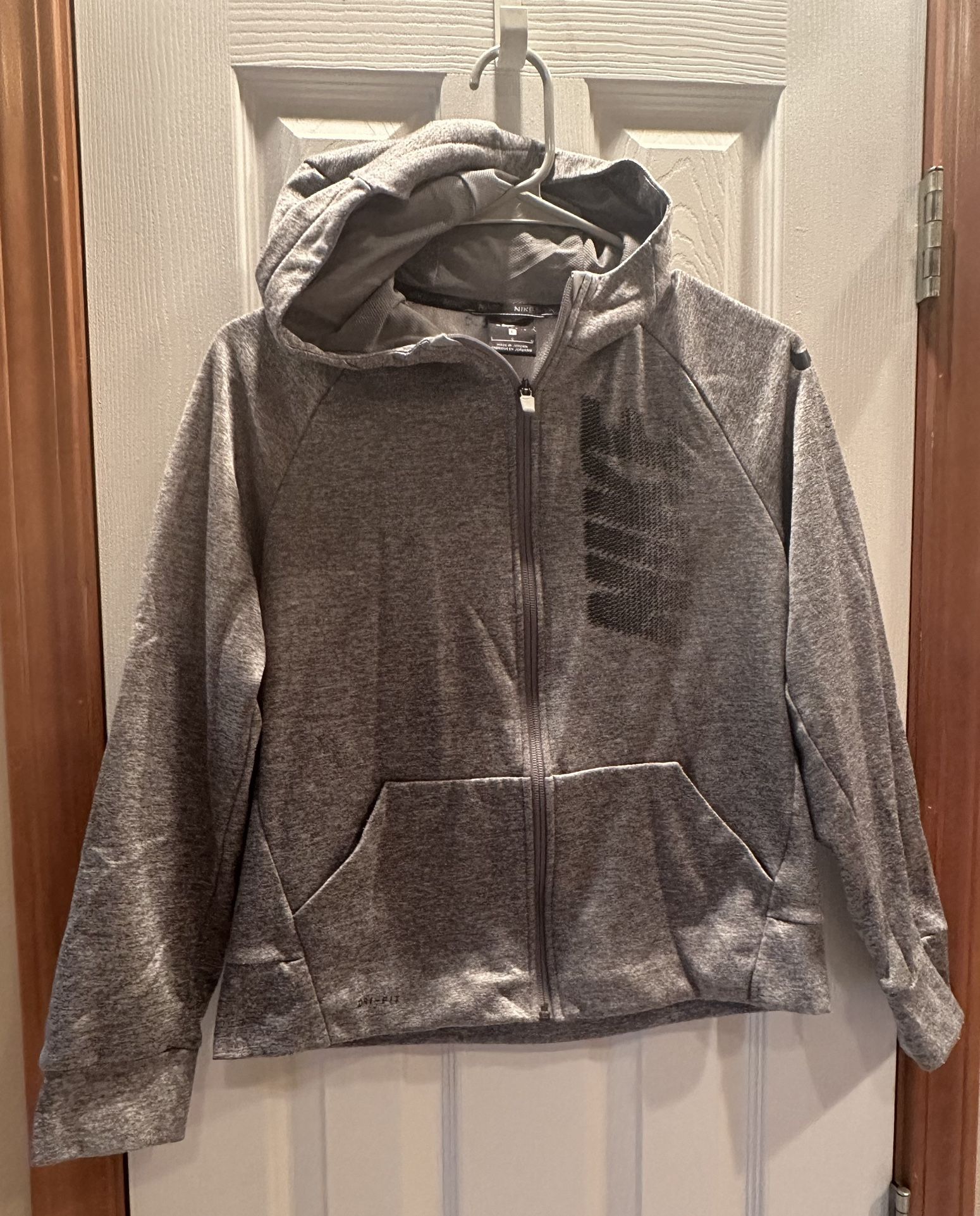 🙍🏻♂️ Nike Boys Youth Size Large Kids Hooded lighter weight Coat Jacket with pockets in like new condition from smoke and pet free home. PU near Ke
