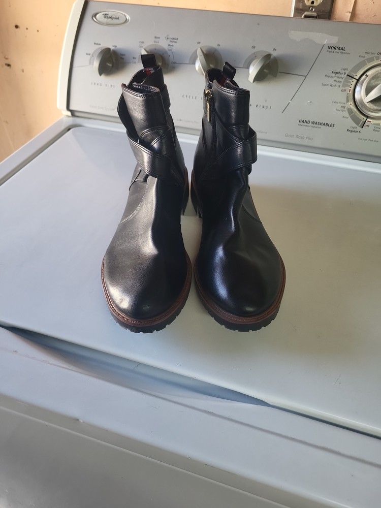 TOMMY HILFIGER BOOTHS