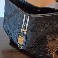 Stylish Black Tommy Hilfiger Shoulder Bag.