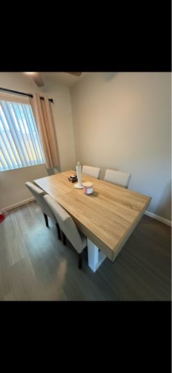 Extendable Dining Table w/ 4 Upholstered Chairs