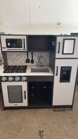 Melissa and Doug play kitchen