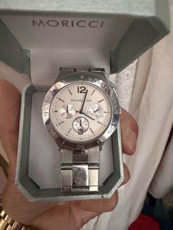 SILVER  WATCH   (Michael KORS )