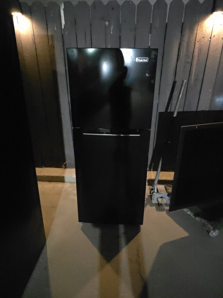 Magic Chef Refrigerator New Pretty Much Outaide The Box