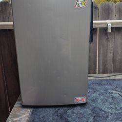 Mini Fridge 