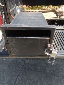 Locking mail box