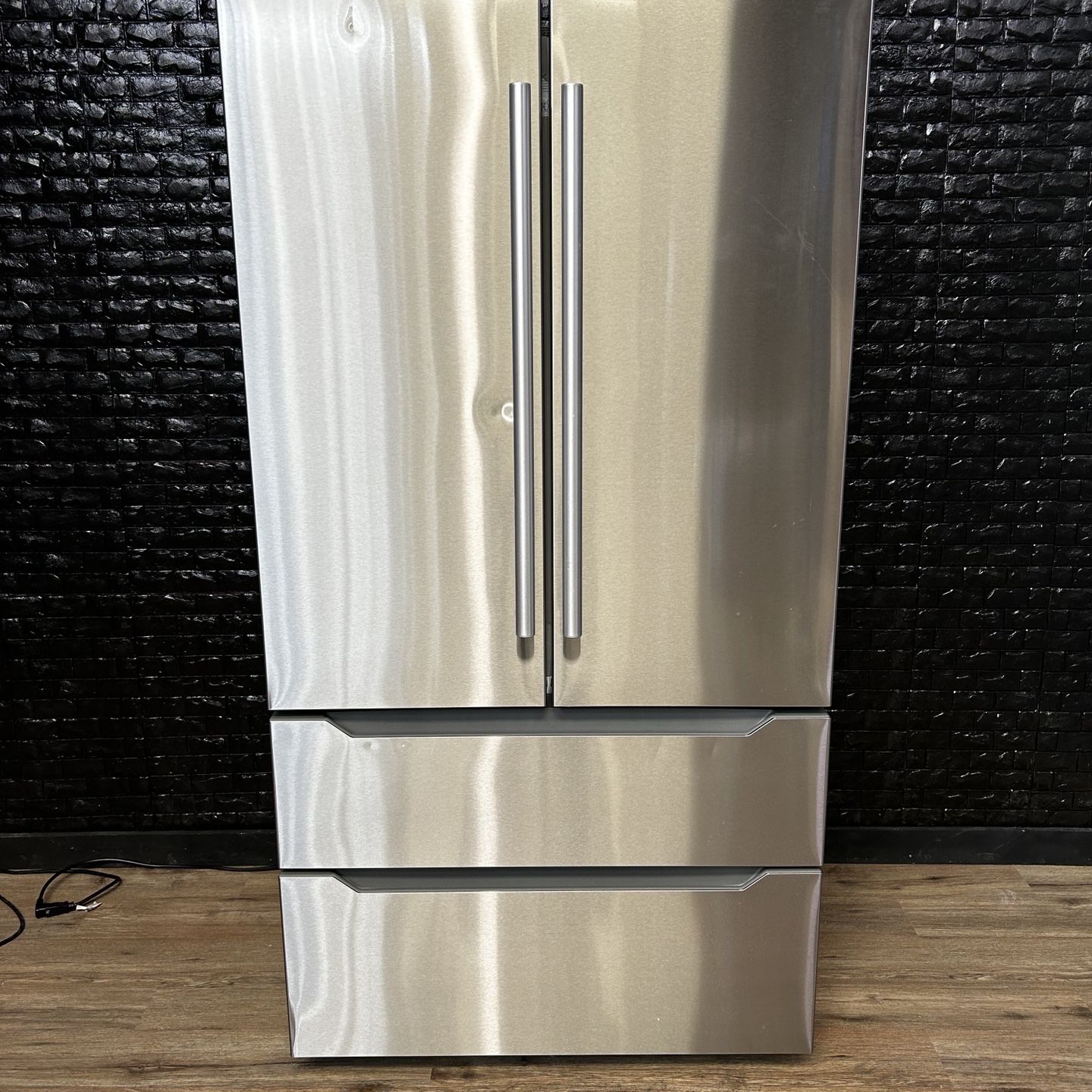 Midea Refrigerator w/Warranty! R1655A