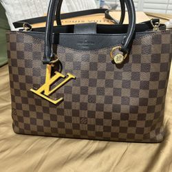 authentic Louis Vuitton Purse 