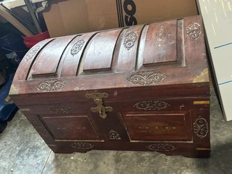 Decorative or functional storage chest